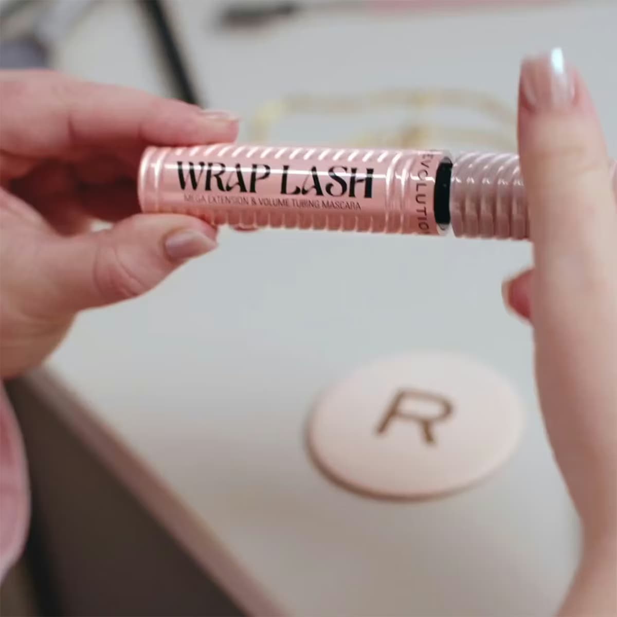 Revolution Wrap Lash Maskara Black 2